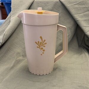 Vintage Tupperware almond and harvest gold Pitcher with lid 800-2